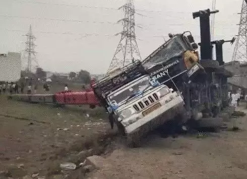 बन रहे रेलवे ब्रिज से नीचे गिरी क्रेन- दबी गाड़ियां- दो की मौत- पिलर.. बन रहे रेलवे ब्रिज से नीचे गिरी क्रेन- दबी गाड़ियां- दो की मौत- पिलर..