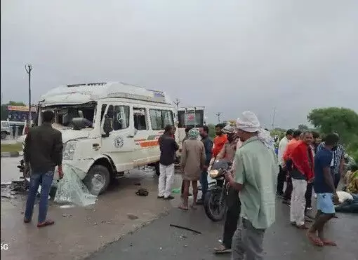 हाईवे पर श्रद्धालुओं की ट्रैवलर मे ट्रक ने मारी टक्कर मौके पर चीख पुकार हाईवे पर श्रद्धालुओं की ट्रैवलर मे ट्रक ने मारी टक्कर मौके पर चीख पुकार