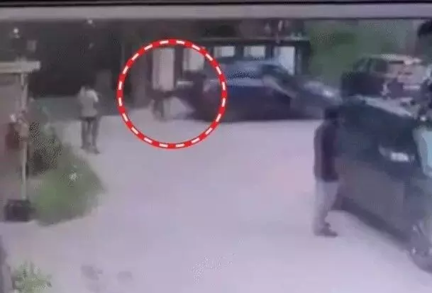 सड़क पर खड़े बच्चे पर चढ़ी कार- बैक करते समय बेकाबू हुई गाड़ी सड़क पर खड़े बच्चे पर चढ़ी कार- बैक करते समय बेकाबू हुई गाड़ी