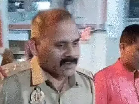 बड़े पेट वाले दरोगा जी रिश्वत लेते गिरफ्तार-गैंगरेप केस से नाम हटाने.. बड़े पेट वाले दरोगा जी रिश्वत लेते गिरफ्तार-गैंगरेप केस से नाम हटाने..