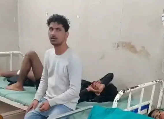 बारातियों से भरी वैन खाई में पलटी- बारात से लौटते समय पुलिया से.. बारातियों से भरी वैन खाई में पलटी- बारात से लौटते समय पुलिया से..