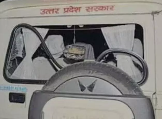 SDM की गाड़ी पर पथराव- अफसर ने भागकर बचाई जान- गनर ड्राइवर घायल SDM की गाड़ी पर पथराव- अफसर ने भागकर बचाई जान- गनर ड्राइवर घायल