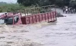 मोंथा तूफान से तबाही-डूबा स्कूल, ट्रक कार बहे-रेलवे स्टेशन पर भरा पानी मोंथा तूफान से तबाही-डूबा स्कूल, ट्रक कार बहे-रेलवे स्टेशन पर भरा पानी