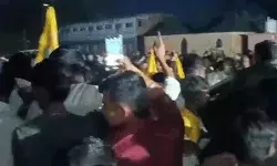 प्रचार करने गए तेज प्रताप को तेजस्वी के समर्थकों ने खदेड़ा-फेंकें पत्थर प्रचार करने गए तेज प्रताप को तेजस्वी के समर्थकों ने खदेड़ा-फेंकें पत्थर