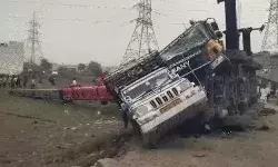 बन रहे रेलवे ब्रिज से नीचे गिरी क्रेन- दबी गाड़ियां- दो की मौत- पिलर.. बन रहे रेलवे ब्रिज से नीचे गिरी क्रेन- दबी गाड़ियां- दो की मौत- पिलर..