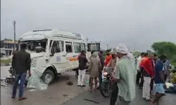 हाईवे पर श्रद्धालुओं की ट्रैवलर मे ट्रक ने मारी टक्कर मौके पर चीख पुकार हाईवे पर श्रद्धालुओं की ट्रैवलर मे ट्रक ने मारी टक्कर मौके पर चीख पुकार