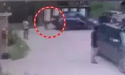 सड़क पर खड़े बच्चे पर चढ़ी कार- बैक करते समय बेकाबू हुई गाड़ी सड़क पर खड़े बच्चे पर चढ़ी कार- बैक करते समय बेकाबू हुई गाड़ी