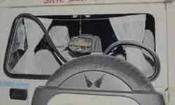 SDM की गाड़ी पर पथराव- अफसर ने भागकर बचाई जान- गनर ड्राइवर घायल SDM की गाड़ी पर पथराव- अफसर ने भागकर बचाई जान- गनर ड्राइवर घायल