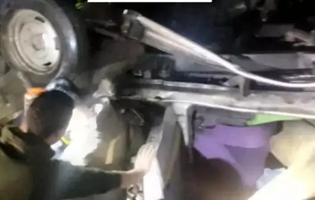 तीखे मोड़ पर बेकाबू हुई कार खाई में गिरी- चली गई तीन लोगों की जान तीखे मोड़ पर बेकाबू हुई कार खाई में गिरी- चली गई तीन लोगों की जान