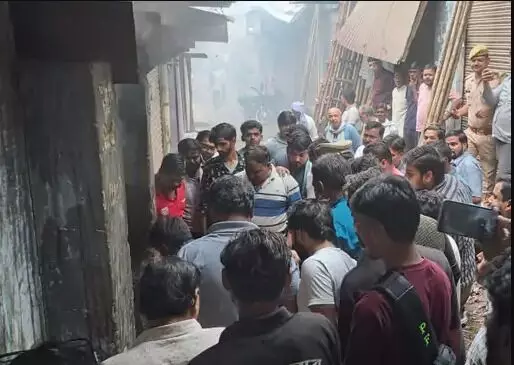 गांधी मार्केट के दुकान एवं गोदाम में लगी आग- लाखों का माल जलकर खाक गांधी मार्केट के दुकान एवं गोदाम में लगी आग- लाखों का माल जलकर खाक