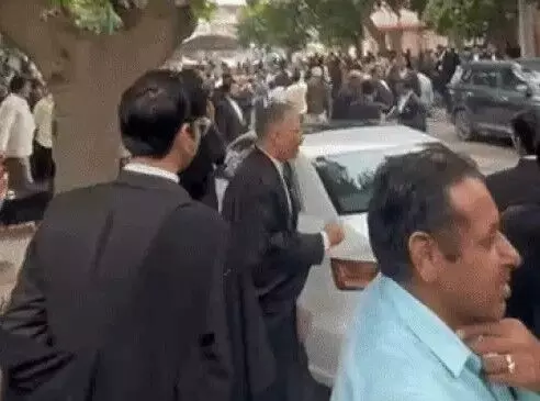 हाईकोर्ट को बम से उड़ाने की धमकी- तुरंत बिल्डिंग करने को लिखा हाईकोर्ट को बम से उड़ाने की धमकी- तुरंत बिल्डिंग करने को लिखा