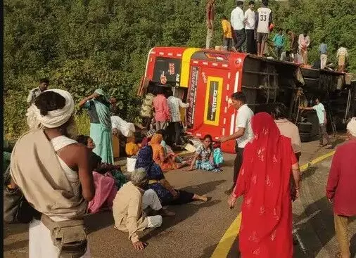 नर्मदा परिक्रमा को जा रही श्रद्धालुओं की बस पलटी- 30 से भी ज्यादा.. नर्मदा परिक्रमा को जा रही श्रद्धालुओं की बस पलटी- 30 से भी ज्यादा..