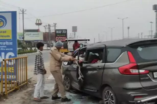 लोहे से भरे ट्रक से टकराई कार के उडे परखच्चे- गेट तोड़कर निकल गई लाशे लोहे से भरे ट्रक से टकराई कार के उडे परखच्चे- गेट तोड़कर निकल गई लाशे