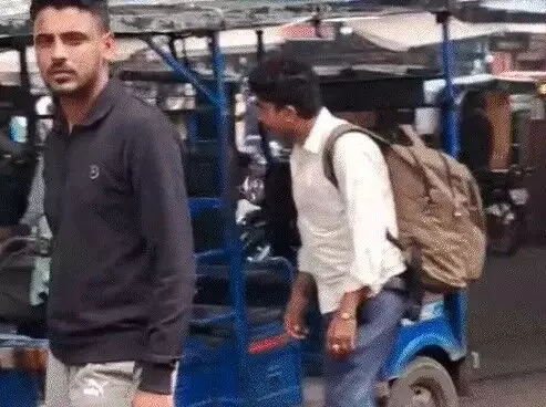 स्लीपर बसों के संचालक पर ब्रेक से यात्री परेशान- चक्का जाम की वार्निंग स्लीपर बसों के संचालक पर ब्रेक से यात्री परेशान- चक्का जाम की वार्निंग