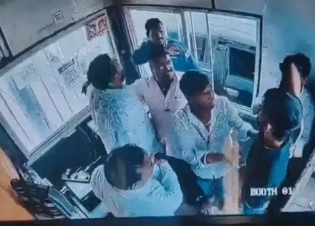 फ्री में जाने से रोका तो BJP नेता के बेटे ने टोलकर्मी को ठोका-जानता .. फ्री में जाने से रोका तो BJP नेता के बेटे ने टोलकर्मी को ठोका-जानता ..