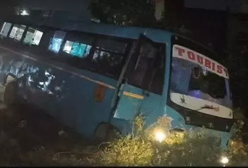 टक्कर मारने के बाद बस से उतरकर भागा ड्राइवर- गड्ढे में गिरी बस टक्कर मारने के बाद बस से उतरकर भागा ड्राइवर- गड्ढे में गिरी बस