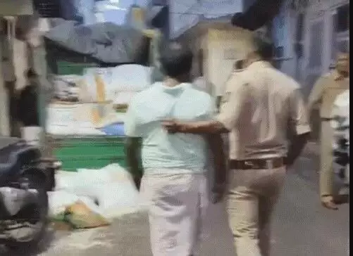 गरीबों के निवाला पर डाका- मॉर्निंग वॉक पर पार्षद ने पकड़ी कालाबाजारी गरीबों के निवाला पर डाका- मॉर्निंग वॉक पर पार्षद ने पकड़ी कालाबाजारी