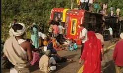 नर्मदा परिक्रमा को जा रही श्रद्धालुओं की बस पलटी- 30 से भी ज्यादा.. नर्मदा परिक्रमा को जा रही श्रद्धालुओं की बस पलटी- 30 से भी ज्यादा..