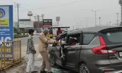 लोहे से भरे ट्रक से टकराई कार के उडे परखच्चे- गेट तोड़कर निकल गई लाशे लोहे से भरे ट्रक से टकराई कार के उडे परखच्चे- गेट तोड़कर निकल गई लाशे