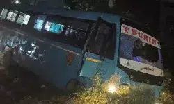 टक्कर मारने के बाद बस से उतरकर भागा ड्राइवर- गड्ढे में गिरी बस