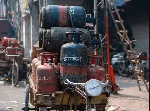 मिली राहत -गैस की कीमतों में आई कमी- अब हो गया इतना सस्ता मिली राहत -गैस की कीमतों में आई कमी- अब हो गया इतना सस्ता