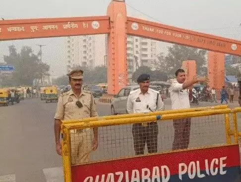 मेरठ एक्सप्रेस वे पर चेकिंग चलते देख ड्राइवरों ने रास्ते बदले-लगी लाइन मेरठ एक्सप्रेस वे पर चेकिंग चलते देख ड्राइवरों ने रास्ते बदले-लगी लाइन