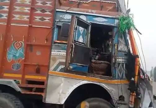 हाईवे पर बेकाबू ट्रक कई गाड़ियों को टक्कर मार घर में घुसा- एक की मौत हाईवे पर बेकाबू ट्रक कई गाड़ियों को टक्कर मार घर में घुसा- एक की मौत