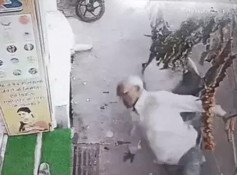 सांड ने सींगो से उछाल बुजुर्ग की रीड की हड्डी तोड़ी- ऑटो रिक्शा से...