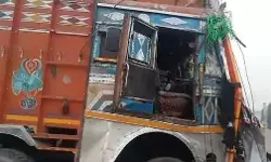 हाईवे पर बेकाबू ट्रक कई गाड़ियों को टक्कर मार घर में घुसा- एक की मौत