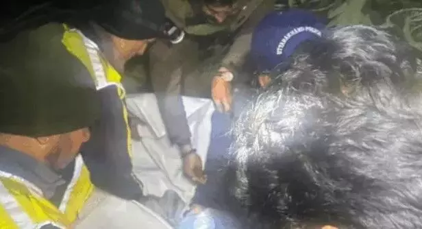 कैंची धाम के दर्शन कर लौट रहे टूरिस्ट से भरा टेंपो ट्रैवलर खाई में गिरा कैंची धाम के दर्शन कर लौट रहे टूरिस्ट से भरा टेंपो ट्रैवलर खाई में गिरा