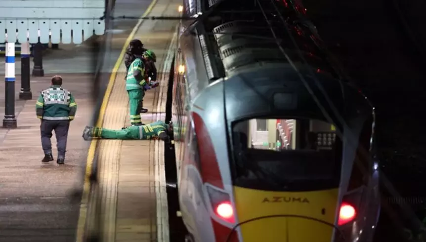 चलती ट्रेन में यात्रियों पर हमला- चाकू के अटैक में 10 घायल- दो... चलती ट्रेन में यात्रियों पर हमला- चाकू के अटैक में 10 घायल- दो...