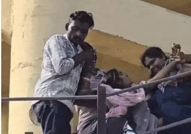 पानी की टंकी पर चढ़ी महिला का हाई वोल्टेज ड्रामा- पति किया गिरफ्तार पानी की टंकी पर चढ़ी महिला का हाई वोल्टेज ड्रामा- पति किया गिरफ्तार