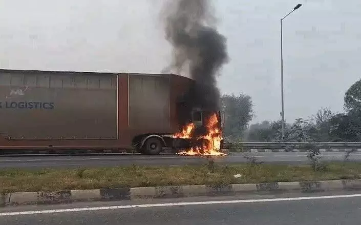 गुरुग्राम जा रहे कंटेनर में लगी आग- बुझाने के चक्कर में लपटों में.... गुरुग्राम जा रहे कंटेनर में लगी आग- बुझाने के चक्कर में लपटों में....