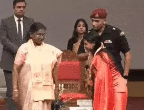 पतंजलि यूनिवर्सिटी पहुंची राष्ट्रपति ने स्टूडेंट को दी डिग्रियां... पतंजलि यूनिवर्सिटी पहुंची राष्ट्रपति ने स्टूडेंट को दी डिग्रियां...