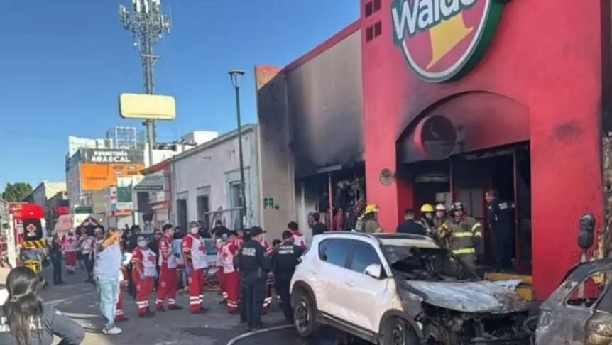 ब्लास्ट के बाद सुपर मार्केट में लगी आग कम से कम 23 लोगों की मौत ब्लास्ट के बाद सुपर मार्केट में लगी आग कम से कम 23 लोगों की मौत