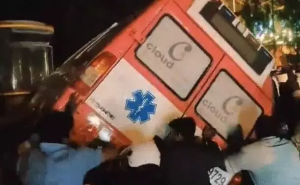 बेकाबू हुई एंबुलेंस ने लोगों को मारी टक्कर-2 लोगों की मौत-कई अन्य घायल बेकाबू हुई एंबुलेंस ने लोगों को मारी टक्कर-2 लोगों की मौत-कई अन्य घायल