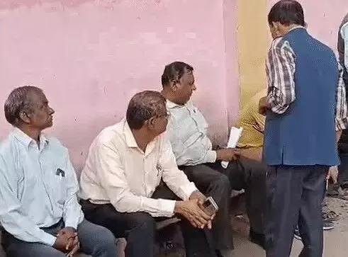 घर से निकलते ही टक्कर मार कर डंपर ने ले ली लोको पायलट की जान घर से निकलते ही टक्कर मार कर डंपर ने ले ली लोको पायलट की जान