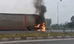 गुरुग्राम जा रहे कंटेनर में लगी आग- बुझाने के चक्कर में लपटों में.... गुरुग्राम जा रहे कंटेनर में लगी आग- बुझाने के चक्कर में लपटों में....