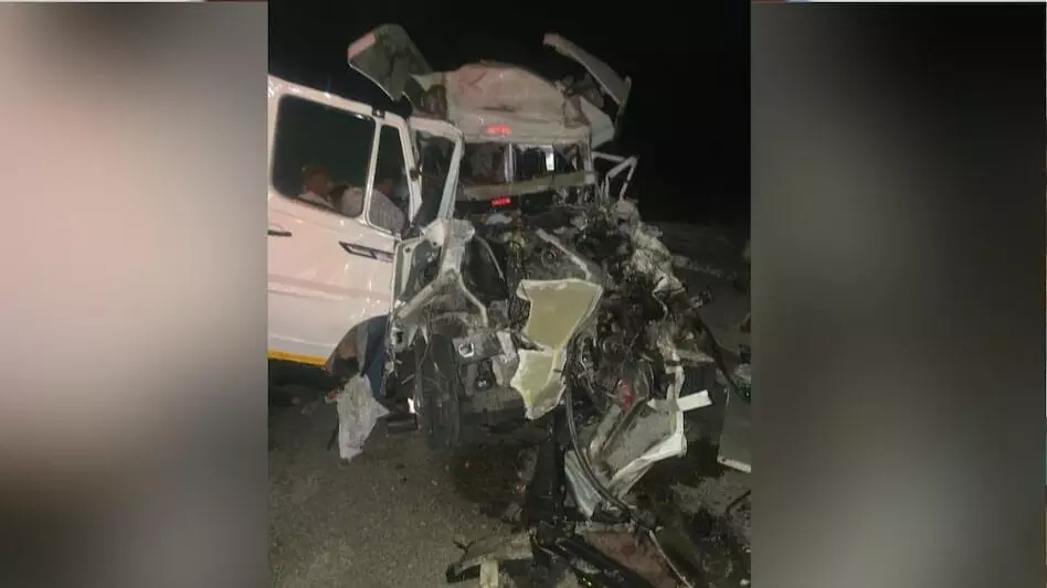 टेंपो ट्रैवलर और ट्रक की भिड़ंत - 15 तीर्थयात्रियों की हुई मौत टेंपो ट्रैवलर और ट्रक की भिड़ंत - 15 तीर्थयात्रियों की हुई मौत