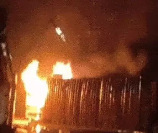 चीनी मिल के यार्ड में अफरातफरी- खड़े ट्रक में लगी आग चीनी मिल के यार्ड में अफरातफरी- खड़े ट्रक में लगी आग