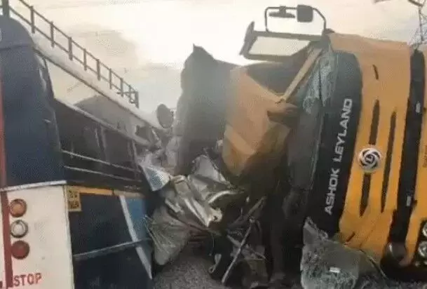 बस एवं डंपर की भिड़ंत-यात्रियों पर गिरे डंपर में भरे पत्थर-20 की मौत