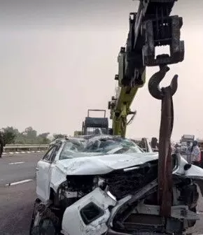 बेकाबू कार डिवाइडर से टकराकर पलटी- रियल एस्टेट कारोबारी समेत पांच..