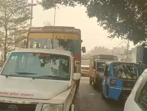 ओवरटेक के प्रयास में बस ने ठोंकी DIOS की गाडी- बाल बाल बची अफसर