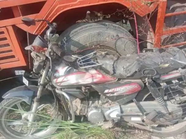 बाइक में कार ने मारी टक्कर- प्रसाद बनाकर लौट रहे तीन की मौत