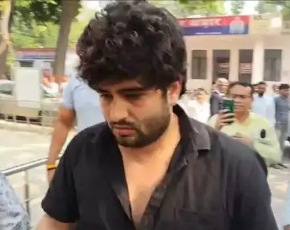 तहसील पर विजिलेंस का छापा- रिश्वत लेता लेखपाल गिरफ्तार- दाखिल खारिज..