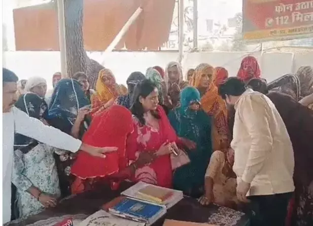 लापता महिला को लेकर घेरा थाना-पुलिस से बोली महिलाएं- पहन लो चूड़ी