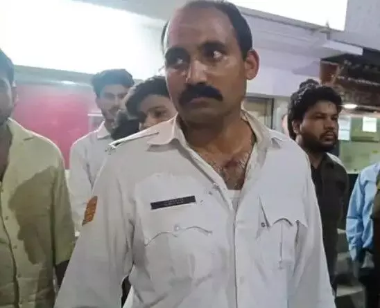 रॉन्ग साइड गाड़ी रोकने पर ट्रैफिक पुलिसकर्मी पर हमला- मारपीट कर..