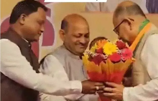 BJD को झटका-सीएम की मौजूदगी में पार्टी नेता बीजेपी में शामिल BJD को झटका-सीएम की मौजूदगी में पार्टी नेता बीजेपी में शामिल