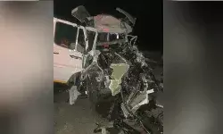 टेंपो ट्रैवलर और ट्रक की भिड़ंत - 15 तीर्थयात्रियों की हुई मौत