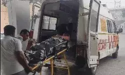 खड़े ट्रक में ठोकी क्रूजर- शादी से लौट रहे तीन हलवाइयों की मौत